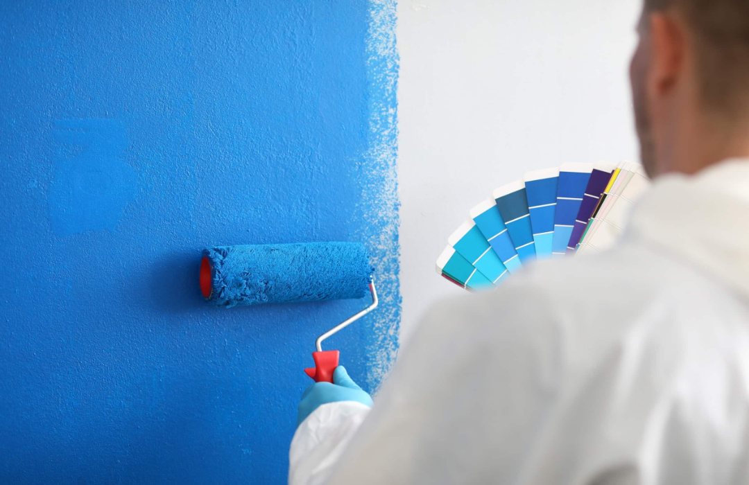 Pintando una pared blanca en tonos azules